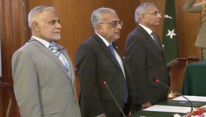 A seven-member cabinet of the interim Sindh government took oath at the Governor House on Friday, June 8, 2018. Photo: Geo News screen grab 