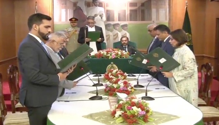 A seven-member cabinet of the interim Sindh government took oath at the Governor House on Friday, June 8, 2018. Photo: Geo News screen grab