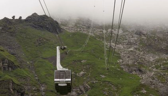 400 flown from James Bond mountain after Swiss cable car breaks down