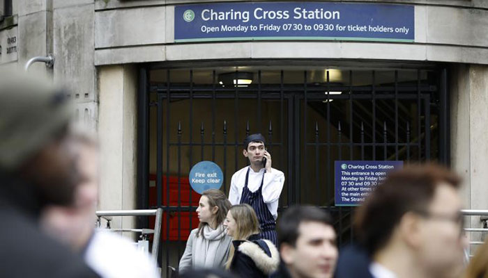 Police arrest man claiming to have a bomb at London rail station