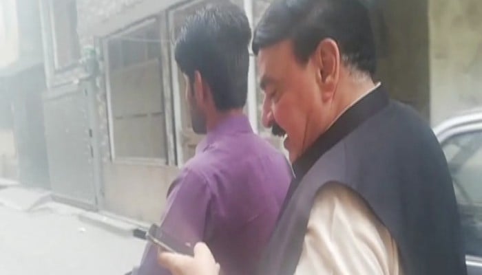 Sheikh Rasheed convinces voter by making roti 