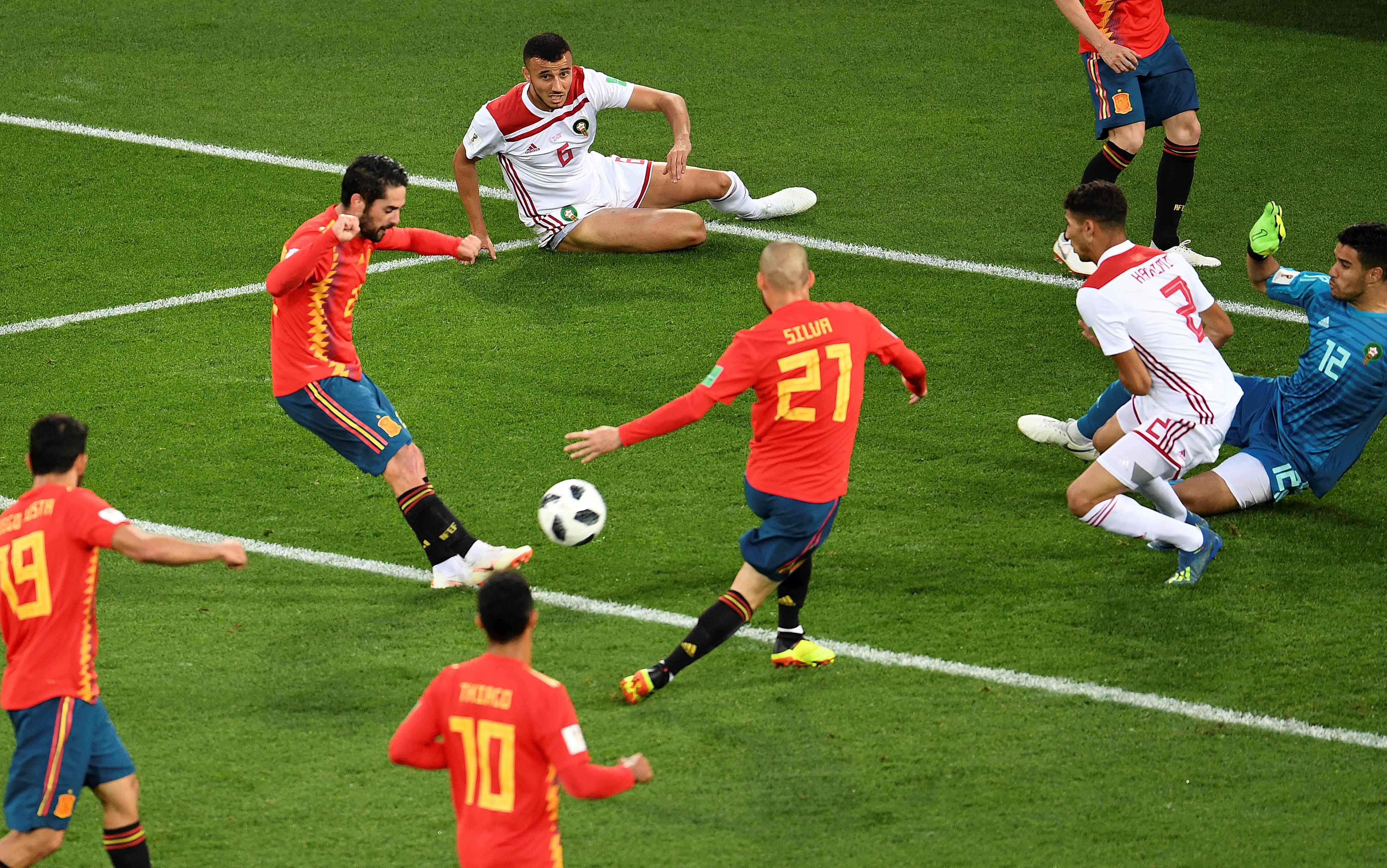 Spain snatch late draw with Morocco to top group