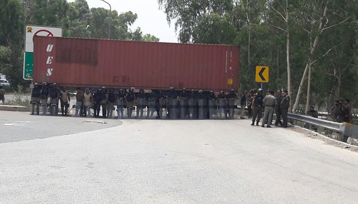 Containers have been placed across Lahore ahead of the PML-N rally. Photo: Geo News