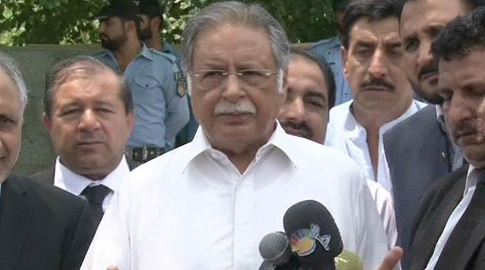 Pervaiz Rasheed questions Nawaz's absence from today's corruption hearing