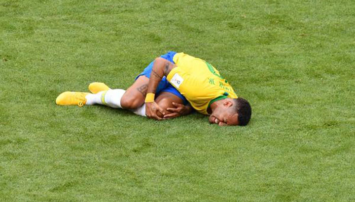 Diving school! Neymar teaches kids to fall and roll