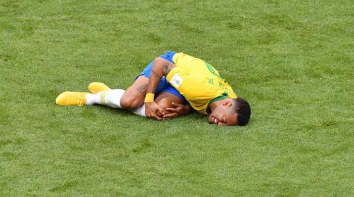 Diving school! Neymar teaches kids to fall and roll