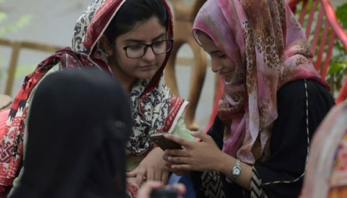 Bane of Pakistani politicians: young voters with smartphones