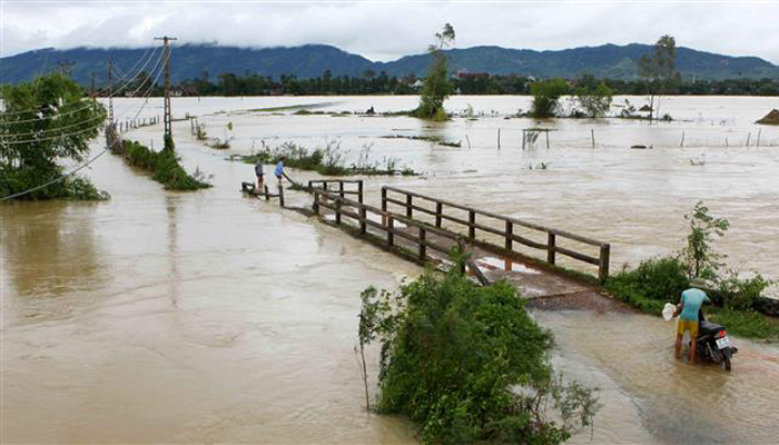 At least 10 dead in Vietnam floods