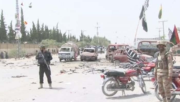 Law enforcement officers stand alert after a suspected suicide attack in Quetta left at least 20 dead and over 30 others injured on July 25, 2018. Photo: Geo News screen grab 