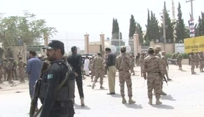 Law enforcement officers stand alert after a suspected suicide attack in Quetta left at least 20 dead and over 30 others injured on July 25, 2018. Photo: Geo News screen grab 