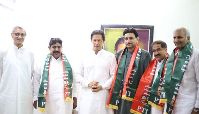 PTI, PML-N claim independents on their side as battle for Punjab continues