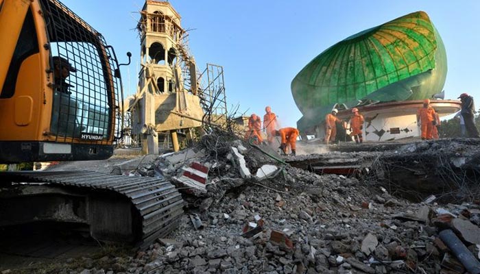 Tourist exodus from Lombok as quake toll hits 105