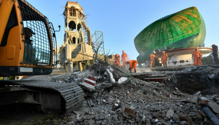 Thousands of Lombok quake survivors living outdoors as death toll hits 105