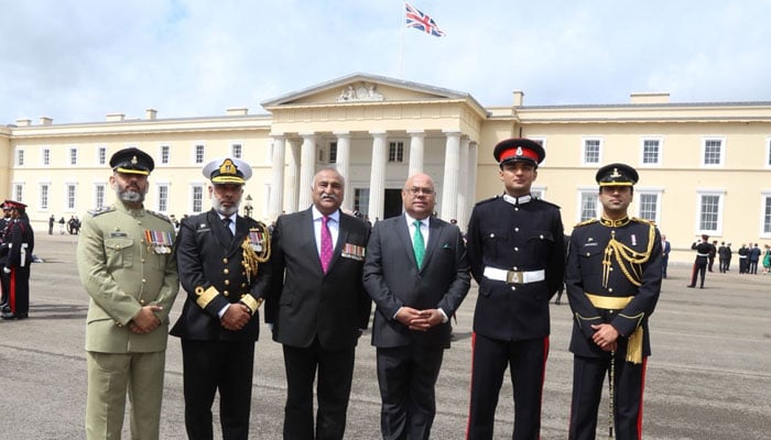 Queen Elizabeth praises Pak Army officer’s platoon for ‘outstanding achievement’