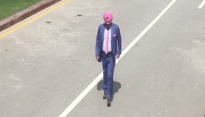 Navjot Singh Sidhu arrives in Pakistan for Imran's oath-taking ceremony