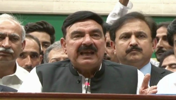 Senior Railways official requests 2-year leave over Rasheed’s ‘non-professional attitude’