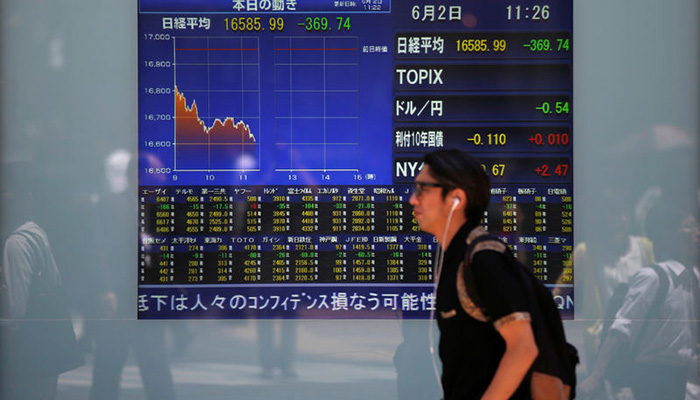 Asia stocks slip to 14-month lows on simmering trade worries