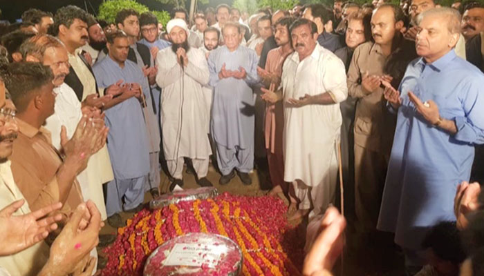 Begum Kulsoom Nawaz was laid to rest at Jati Umra