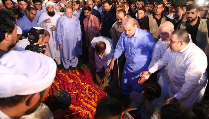 Nawaz visits wife's grave, offers Fatiha
