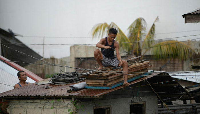 Super Typhoon Mangkhut blasts into Philippines