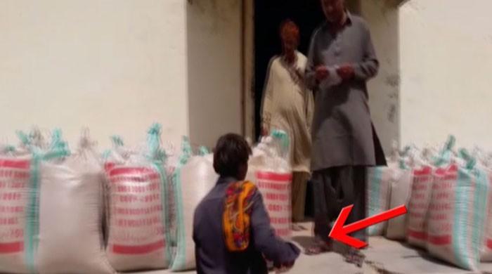 Govt employees charge locals for food aid in famine-hit Thar   Govt employees charge locals for food aid in famine-hit Thar