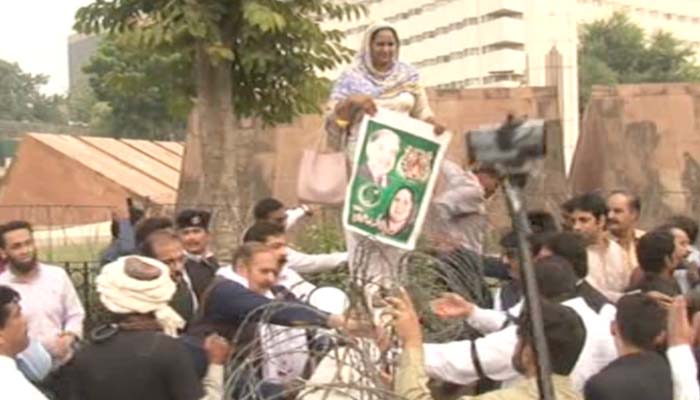 PML-N lawmakers protest outside Punjab Assembly