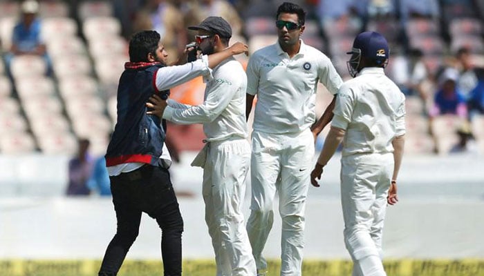 Cheeky fan rushes Virat Kohli to get Test embrace