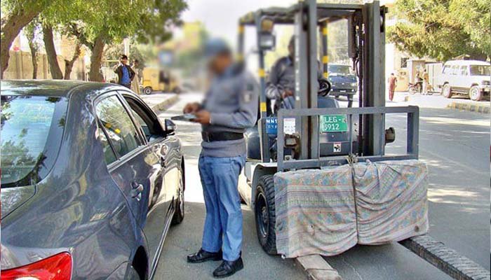 Conman disguised as traffic warden for 10 years arrested in Gujranwala