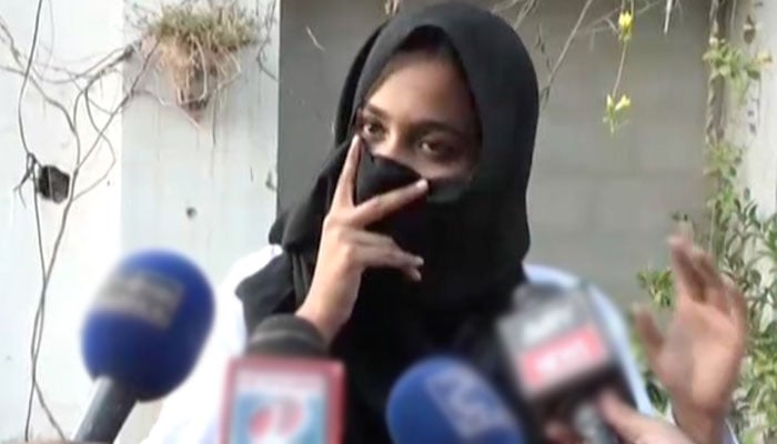 Girl jumps out of moving vehicle in Karachi, accuses driver of harassment