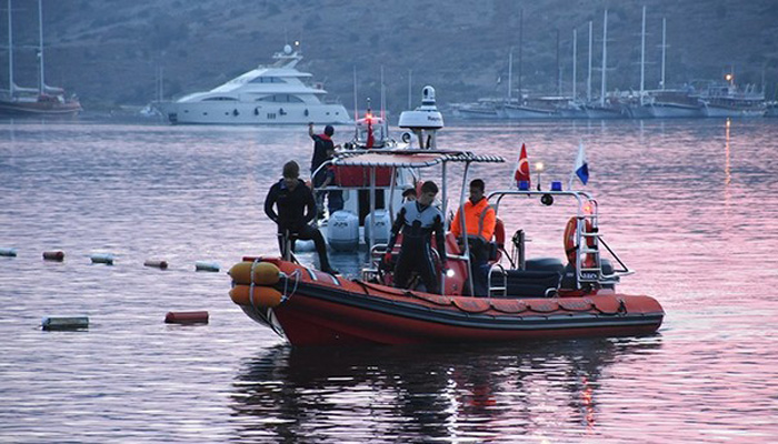 Two dead after migrant boat sinks off Turkey coast