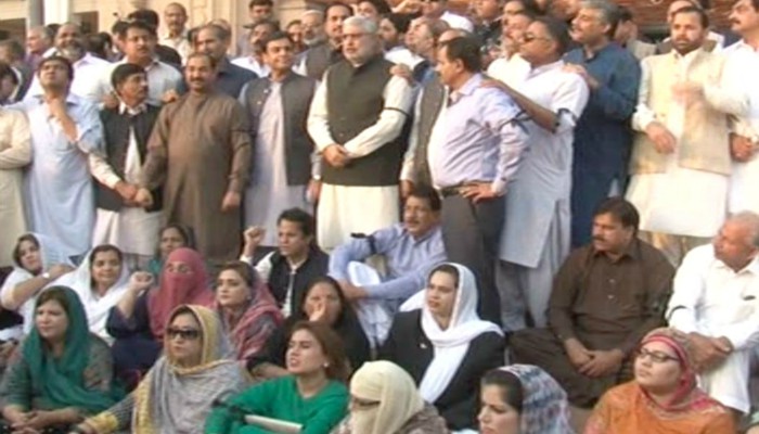 PML-N continues protest outside Punjab Assembly against suspension of MPAs