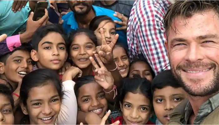 Chris Hemsworth gets mobbed by fans in India
