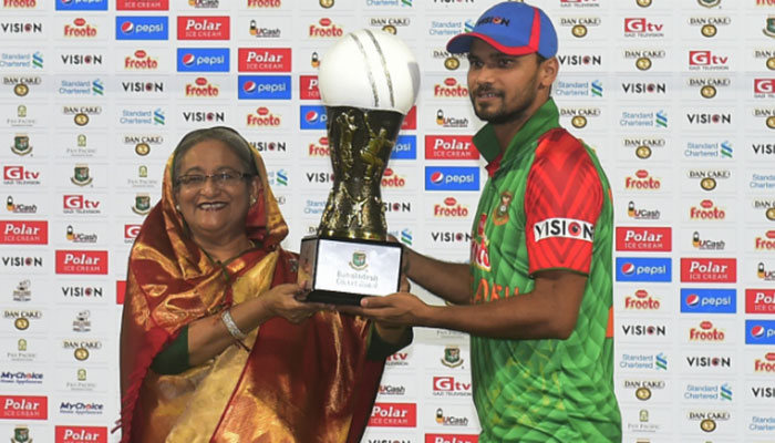 Star Bangladesh cricketer Mashrafe to stand in election