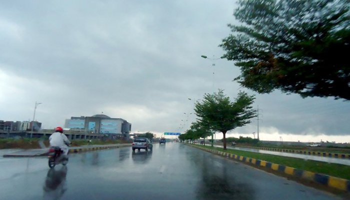 Rain clears smog in Lahore