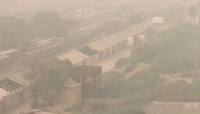 Fog turns to smoke in Karachi as sea breeze halts