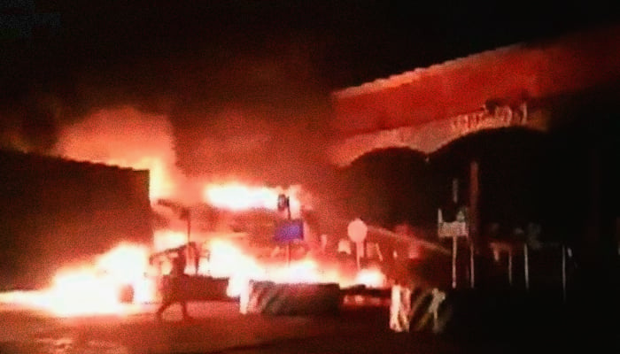 One dead as speeding truck rams into oil tanker at Sheikhupura toll plaza