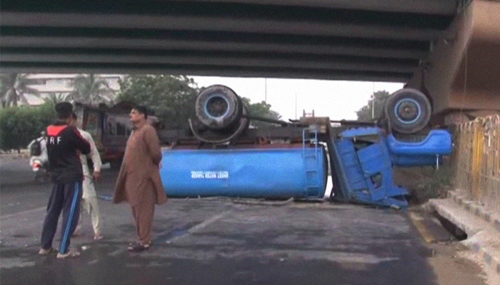 Water tanker flips over at Karachi's Hassan Square interchange