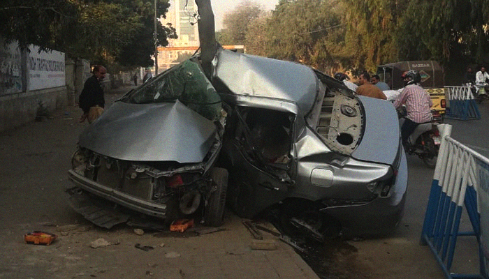 Speeding car crashes into pole at Karachi's I.I. Chundrigar Road, one injured