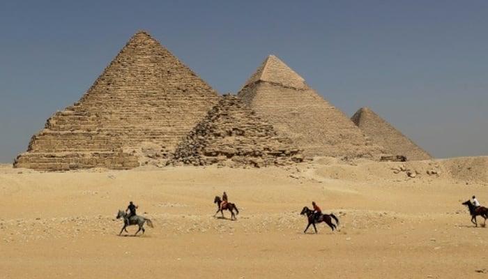 Egypt probes images of naked couple atop pyramid