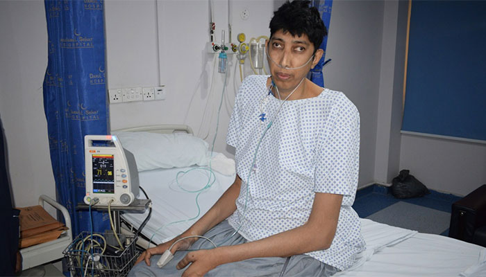 Pakistan’s tallest man Naseer Soomro recovers from illness