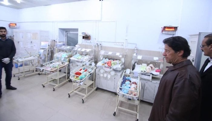 PM Imran pays surprise visit to Rawalpindi hospital, shelter home