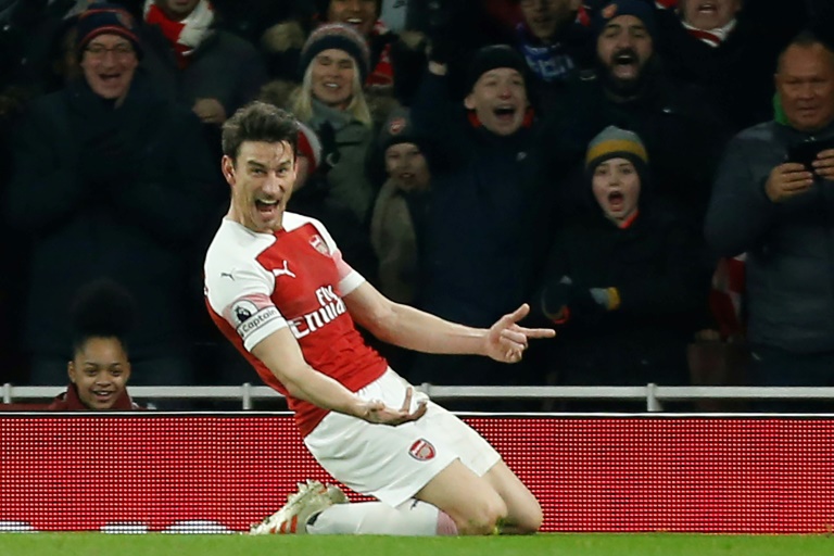Arsenal beat toothless Chelsea to blow Champions League chase open