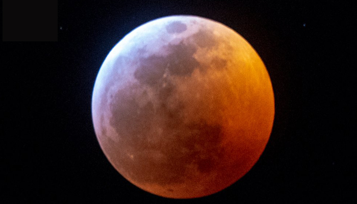 Total lunar eclipse woos sky watchers