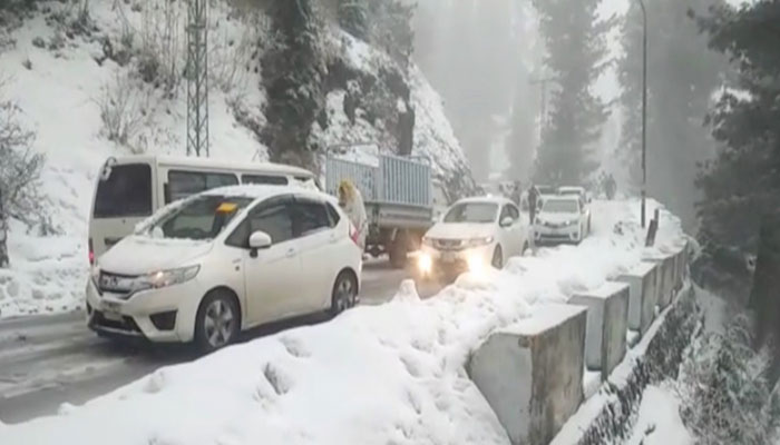 Army rescues tourists stranded in Nathia Gali snow 
