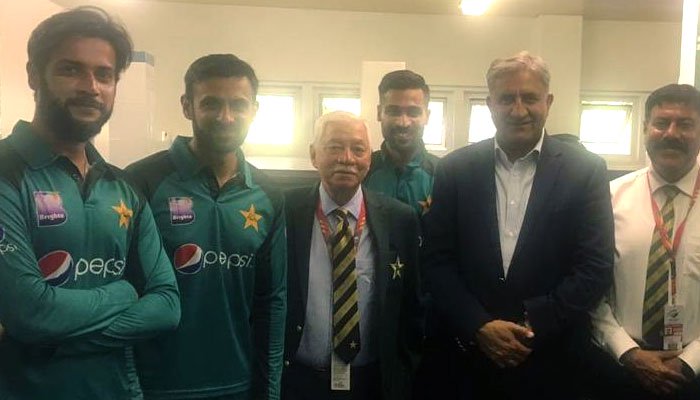 Army chief pays surprise visit to Pakistan team's dressing room in South Africa
