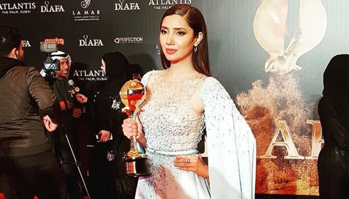 Mahira Khan honoured at Distinctive International Arab Festivals Awards in Dubai 