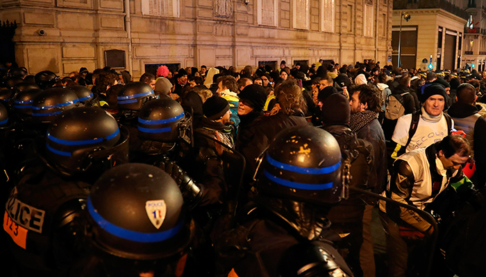 More violence in Paris as 'yellow vests' keep marching