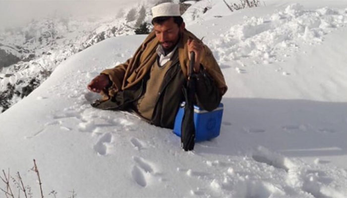 Ashton Kutcher praises Pakistani polio worker performing duty in harsh snow