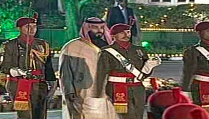 Saudi crown prince arrives in Pakistan, receives historic welcome
