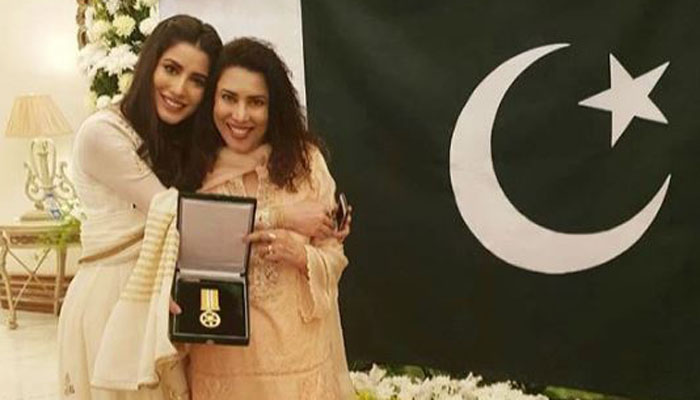 Mehwish Hayat dedicates Tamgha-e-Imtiaz to 'all the other girls in Pakistan who have a dream'